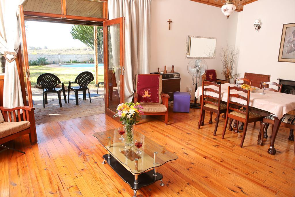 Oudtshoorn Homestay Accommodation Екстер'єр фото